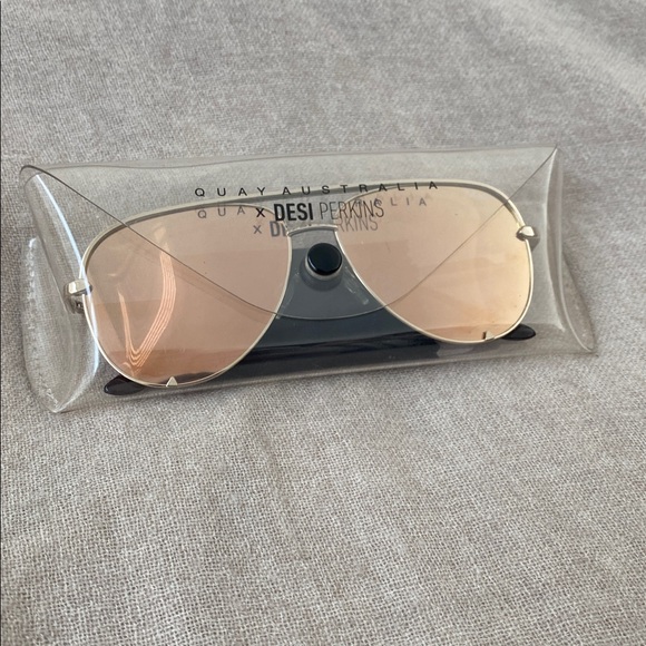 QUAY AUSTRALIA x DESI PERKINS HIGH KEY MINI SUNGLASSES - Picture 6 of 6